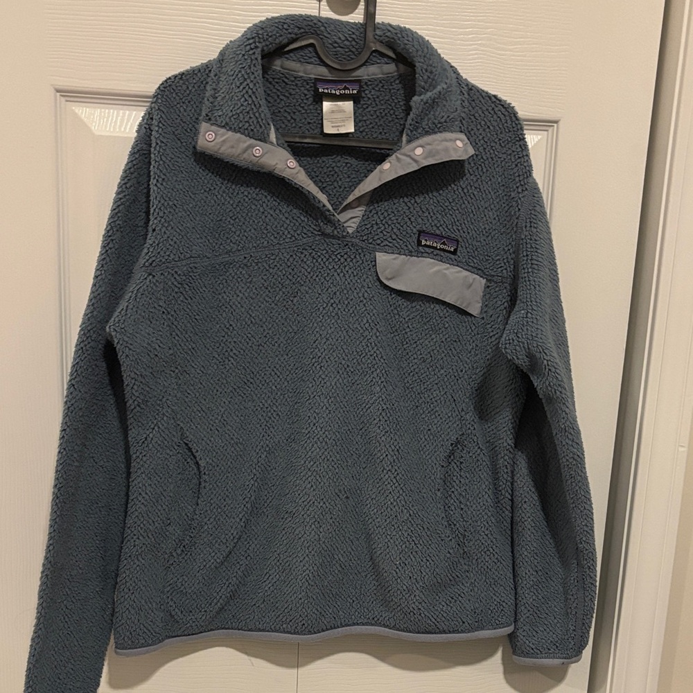 Patagonia Women's Re-Tool Snap-T Pullover fleece in a shadow blue/gray color.